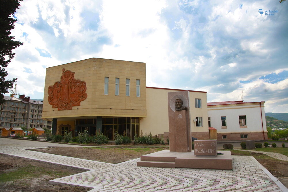 Karabağ'daki Charles Aznavour heykeli Azerbaycan tarafından söküldü